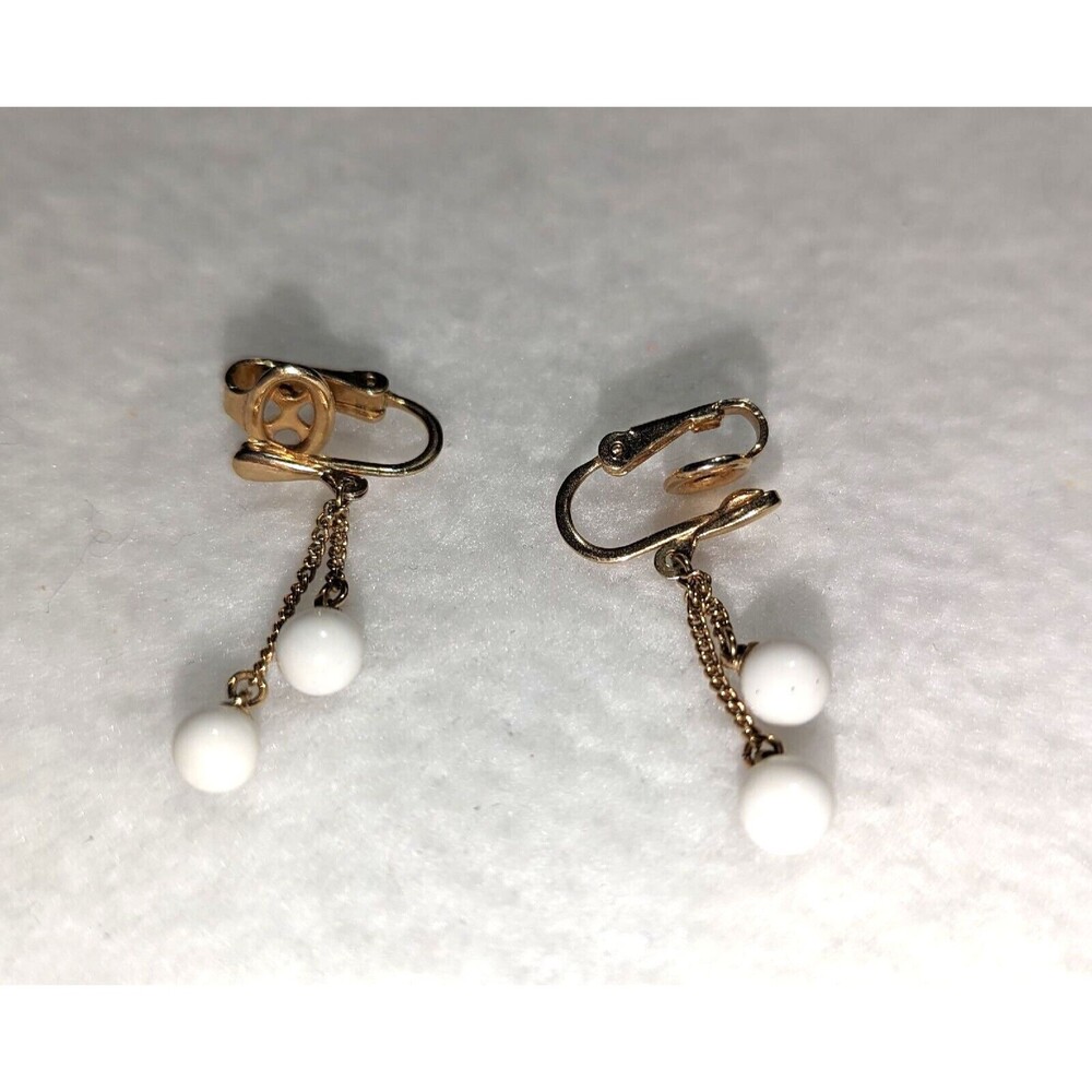 Crown Trifari Gold Tone Chain White Bead Dangle Vintage Clip Ons - Picture 8 of 10